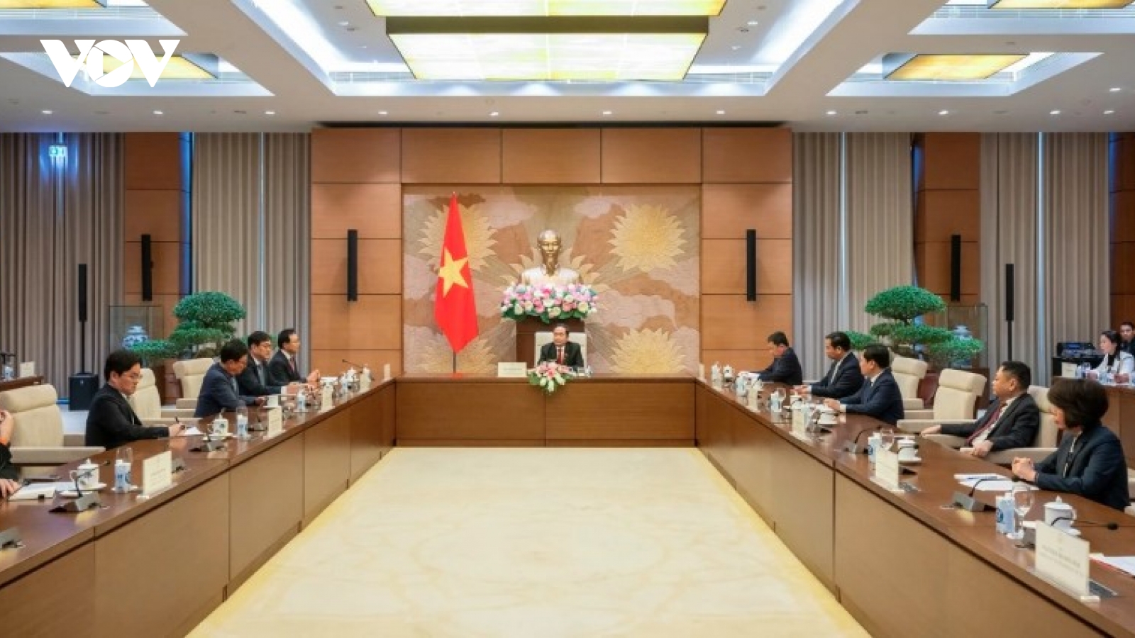 Top Vietnamese legislator hosts Samsung Vietnam's leader